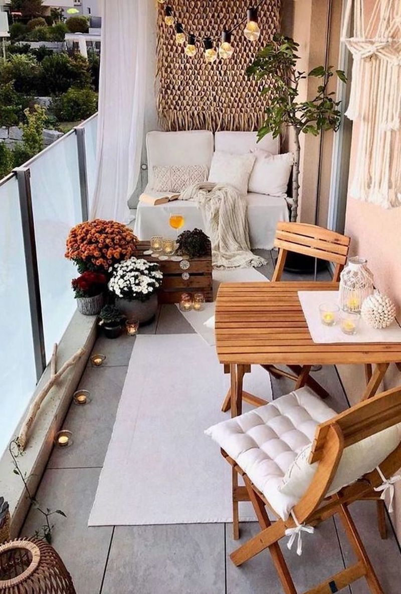 arredare balcone stretto e lungo con mobili di legno