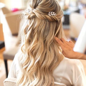 Acconciature capelli lunghi da cerimonie: come scegliere quella più adatta in base al tipo di capello e abito da sposa!