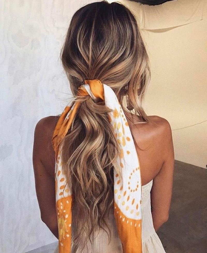 capelli lunghi biondi legati con foulard