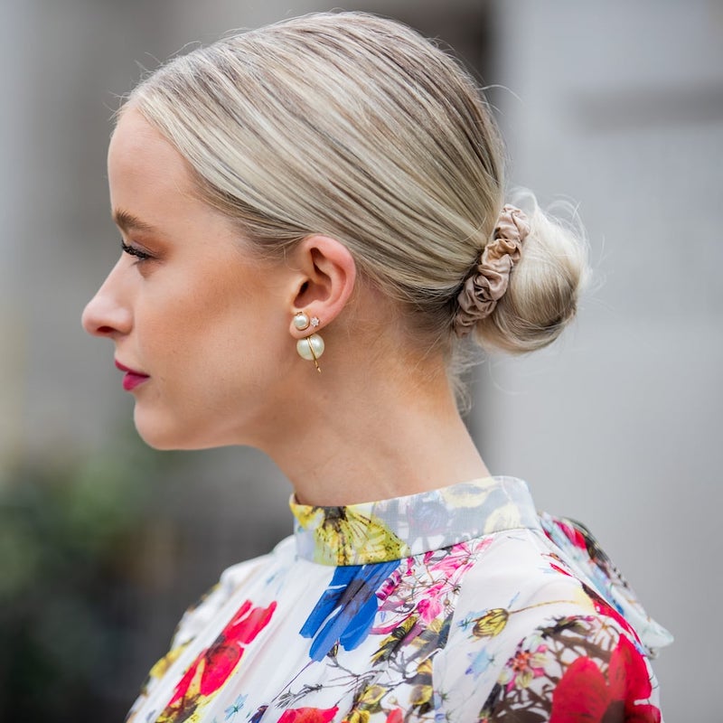 chignon elegante con scrunchie