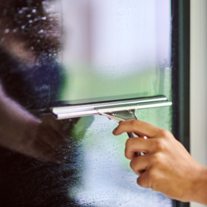 Come pulire i vetri senza aloni e tracce di sporco: i stratagemma da mettere in pratica con i quali non si sbaglia mai!