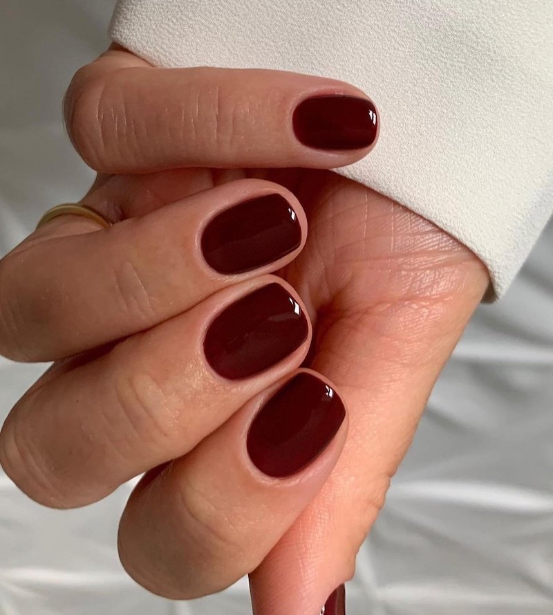manicure unghie corte di colore burgundy