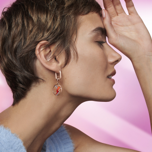 Il taglio corto scalato che ispira audacia e tenerezza allo stesso tempo, ideale per donne over 50!