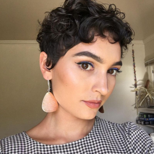 I tagli corti ricci che nel 2022 ispirano audacia e si distinguono dal concetto tradizionale!