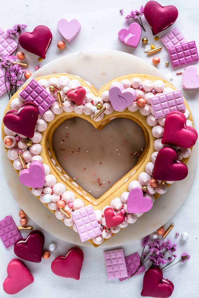 torta biscotto a forma di cuore con panna