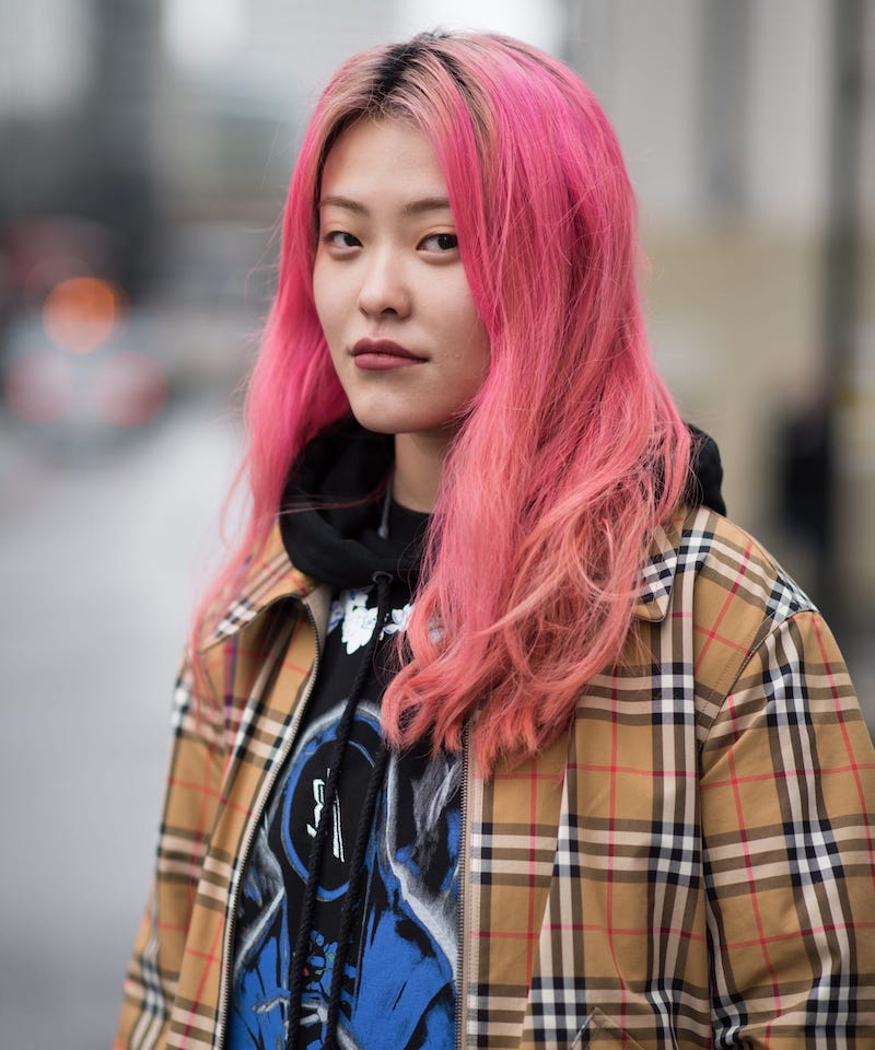 capelli castani con riflessi rosa