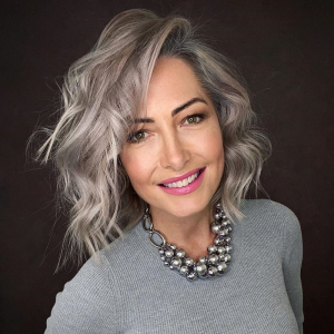Tagli di capelli grigi over 60: come trasformare l’inevitabile inconveniente in uno strumento a vostro vantaggio!