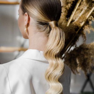 Coda bassa elegante: acconciature per andare al lavoro fino a quelle per un matrimonio!