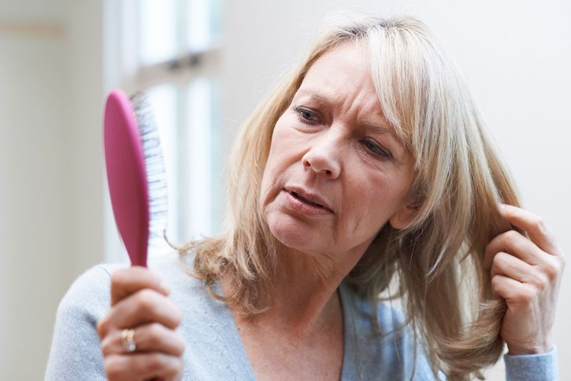 collegamento della menopausa con la perdita di capelli