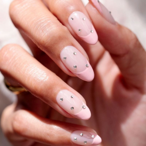 Le unghie da sposa 2022 delicate e romantiche, tra smalti colorati, decorazioni e forme!