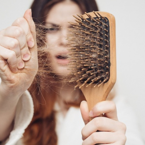 5 cause della perdita di capelli e come curare i sintomi in modo efficiente!