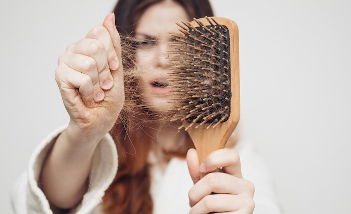5 cause della perdita di capelli e come curare i sintomi in modo efficiente!