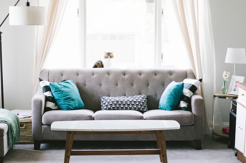 soggiorno con divano grigio
