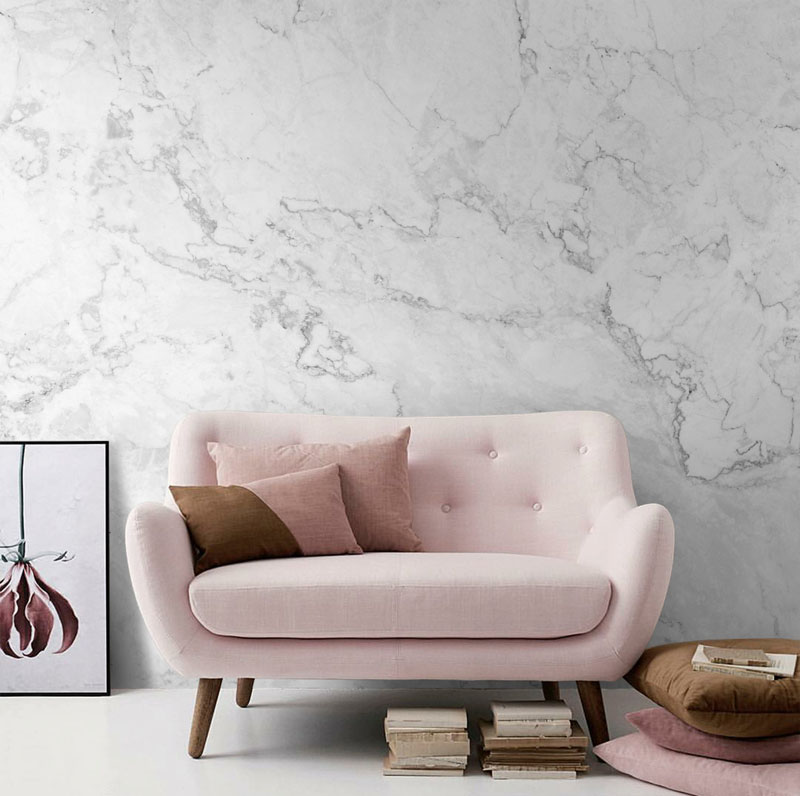 soggiorno con parete in marmo