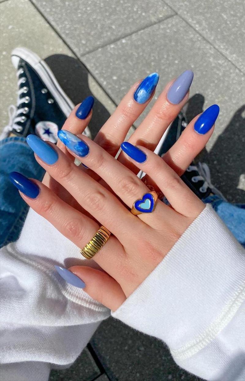 unghie primaverili di colore blu