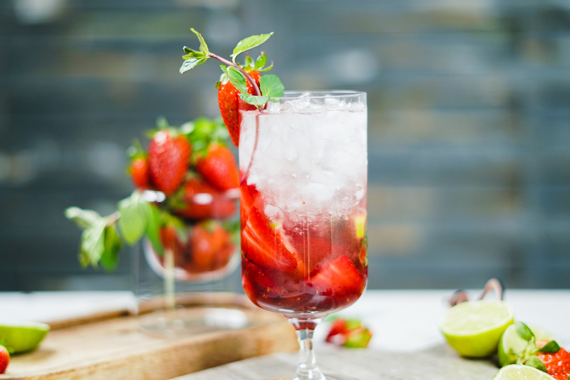 cocktail con fragole e rom