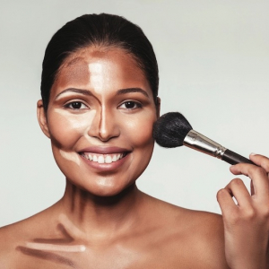 In che modo fare il contouring viso 50 anni per averli e non sentirli?