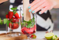 Mojito alle fragole da preparare a casa, versione super veloce in 5 minuti!