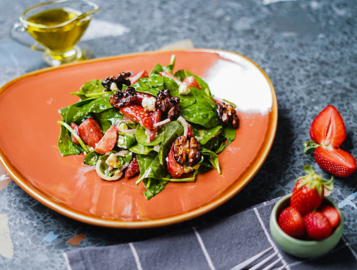 Insalata primaverile di spinaci e fragole: un mix di gusti per una primavera leggera!