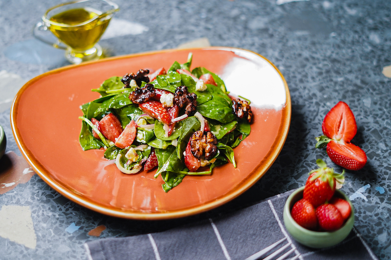 insalata primaverile di spinaci e fragole con dressing