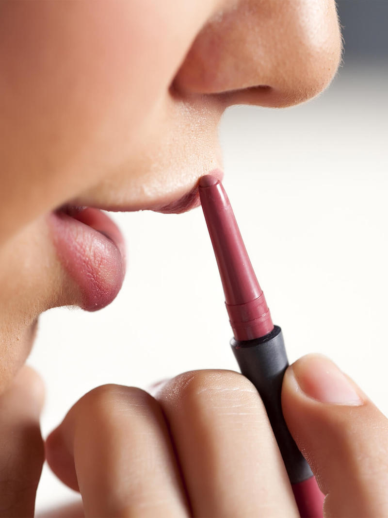 labbra carnose con matita di colore nude
