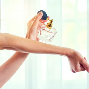 9 metodi che funzionano se non sapete come far durare il profumo più a lungo