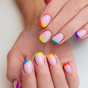 French manicure 2022 con design rivisitato e alla moda!