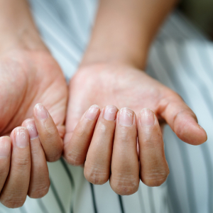 Come avere le unghie naturali senza smalto? Segui la guida per avere mani sempre perfette!