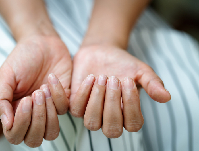 Come avere le unghie naturali senza smalto? Segui la guida per avere mani sempre perfette!