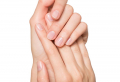 Come avere le unghie naturali senza smalto? Segui la guida per avere mani sempre perfette!