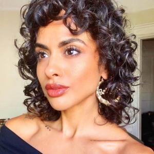 Taglio capelli corti ricci over 50: scopri quale look ti sta bene!