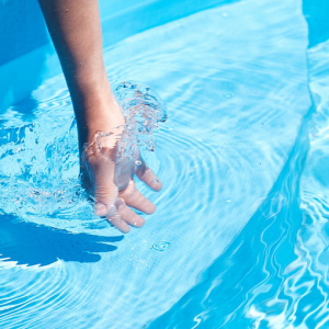 Come pulire la piscina del vostro giardino? Lo sai che puoi farlo anche senza un’aspiratore?