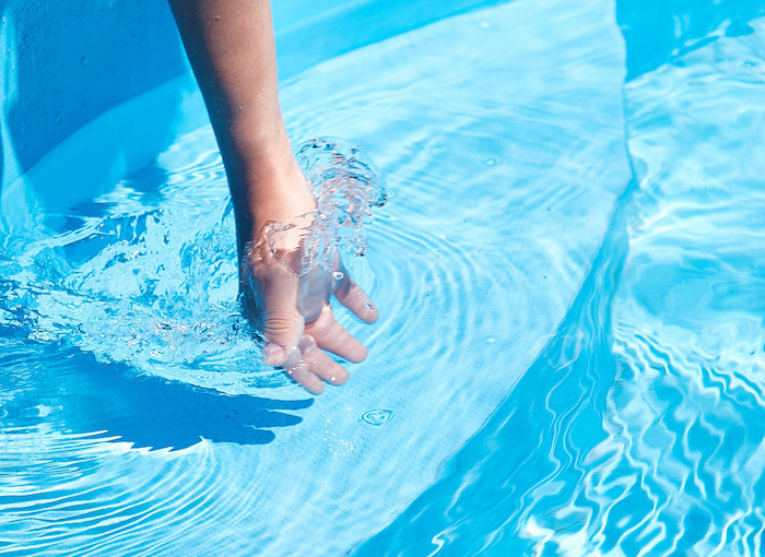 Come pulire la piscina del vostro giardino? Lo sai che puoi farlo anche senza un’aspiratore?
