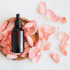 Acqua di rose fai da te senza alcol, a cosa serve e come farla a casa?