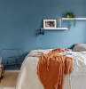 camera da letto con pareti blu