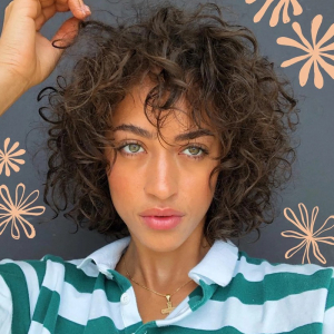 Non sai il taglio di capelli più pratico per te? Scopri come indossare il caschetto corto mosso!