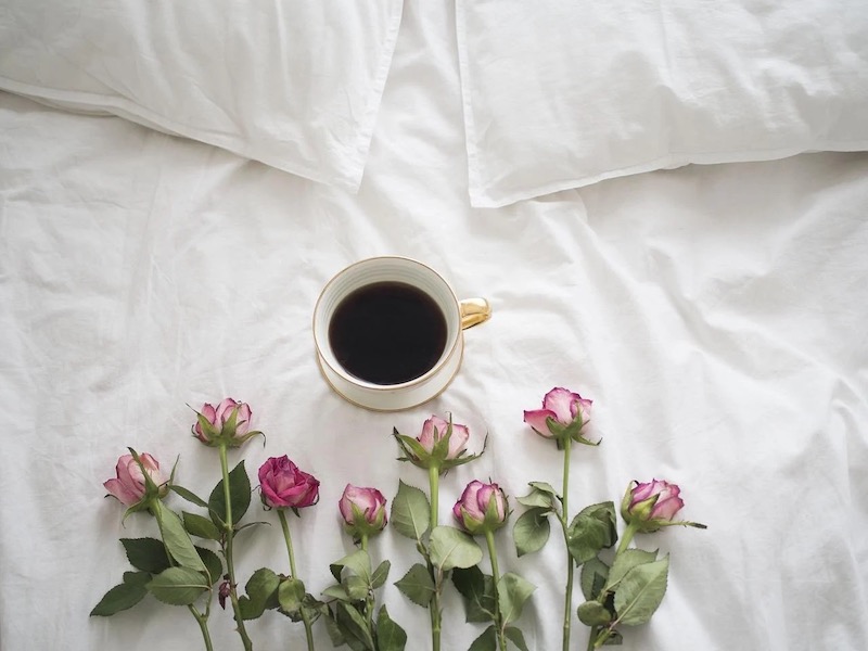 colazione a letto con tazza di caffe