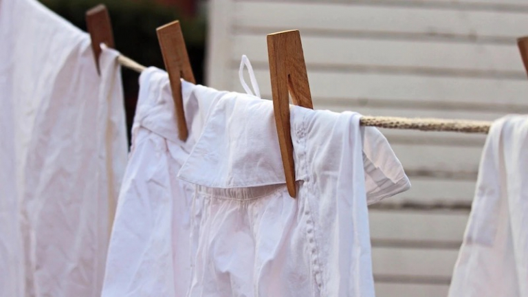 Come sbiancare una camicia ingiallita: far tornare bianco il bucato