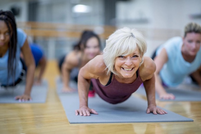 donna a 60 anni che fa yoga