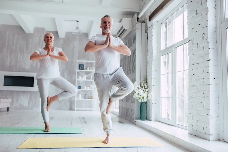 fare yoga a 60 anni