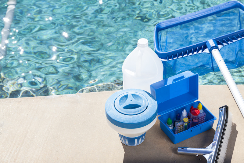 filtro e strumenti manutenzione piscina