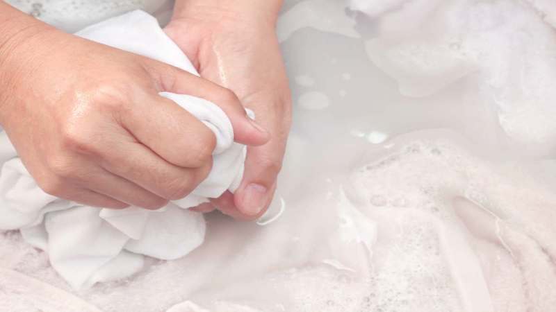 lavare a mano il bucato delicato