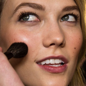 Come mettere il blush in base alla forma del viso per un effetto pomello!