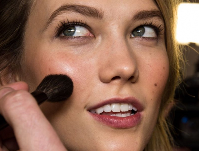 Come mettere il blush in base alla forma del viso per un effetto pomello!