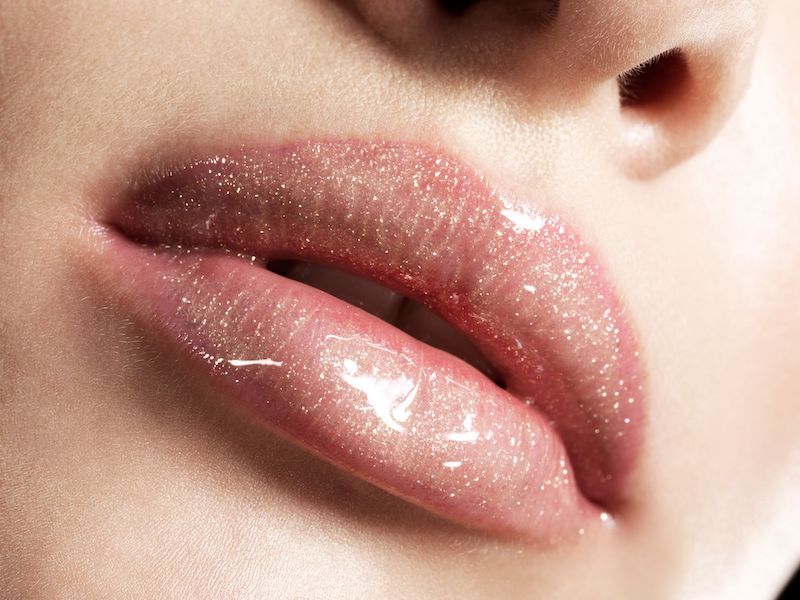 overline labbra con lip gloss