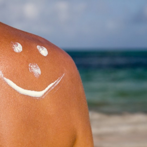 Mai più capelli secchi e crespi! Ecco come proteggere i capelli in estate!