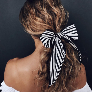 Acconciature da cerimonia per capelli ricci: un raccolto o una treccia?