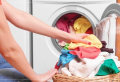 Come togliere i cattivi odori dalla lavatrice: lo sai da dove arriva il problema e come risolverlo?