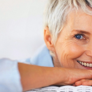 Ringiovanimento garantito con un taglio di capelli corto per donne di 60 anni!