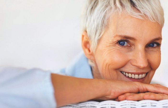 Ringiovanimento garantito con un taglio di capelli corto per donne di 60 anni!